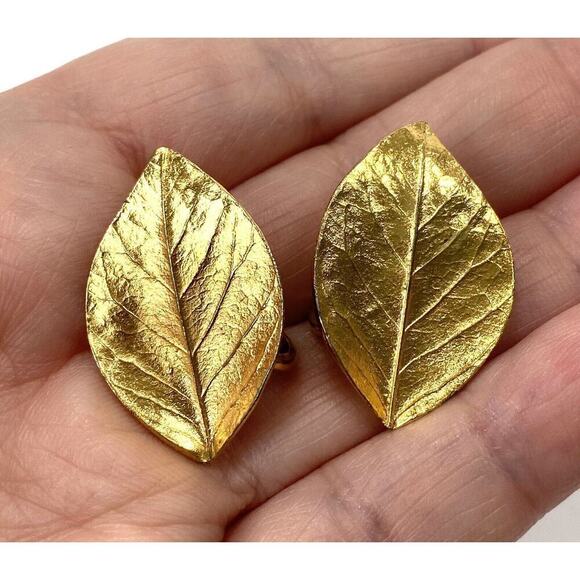 Crown Trifary Clip Ons Earrings Gold Tone Leaves Signed Vintage - Picture 10 of 16